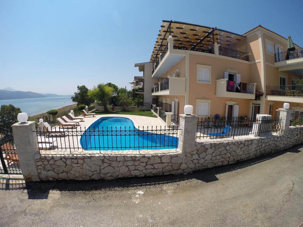 Kouvalata Lazaratos Hotel מראה חיצוני תמונה