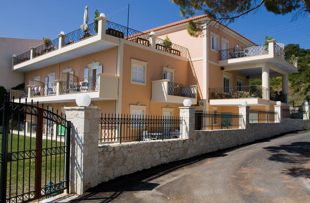 Kouvalata Lazaratos Hotel מראה חיצוני תמונה